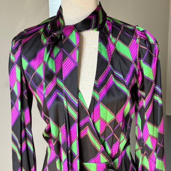 DIANE VON FURSTENBERG Stunning Wrap Wrinkle Free Silk Shirt - Size 4 - Picture 4 of 12